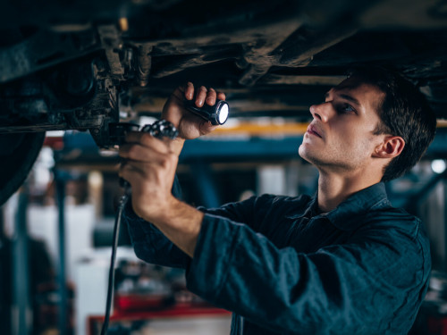 Po czym poznać uszkodzoną poduszkę skrzyni biegów? Objawy, diagnostyka, naprawa