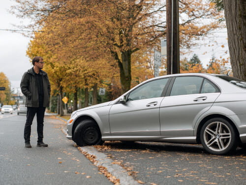 Złapałeś gumę w trasie? Sprawdź, co zrobić z przebitą oponą w samochodzie